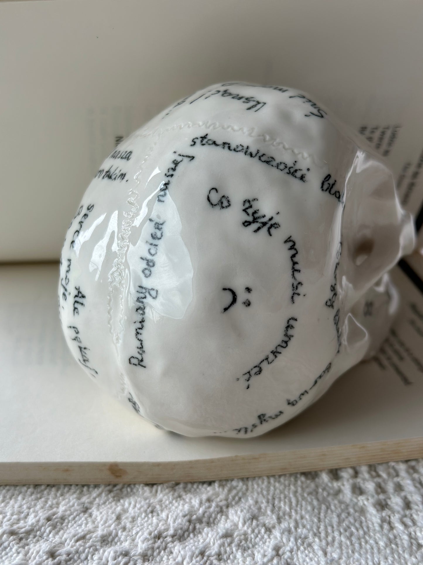 Czaszka porcelanowa z napisami