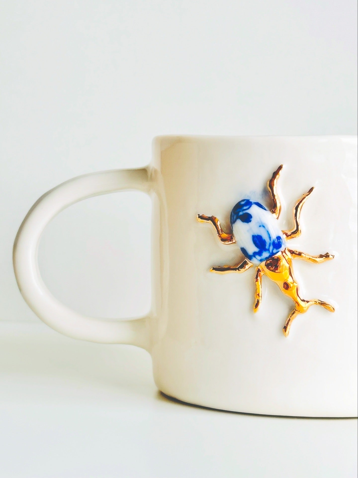 Mug en porcelaine plaqué or