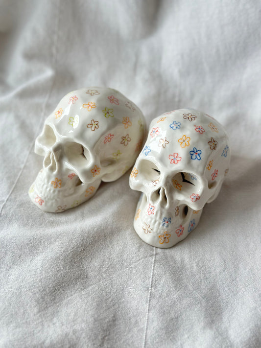 Crâne en porcelaine avec fleurs