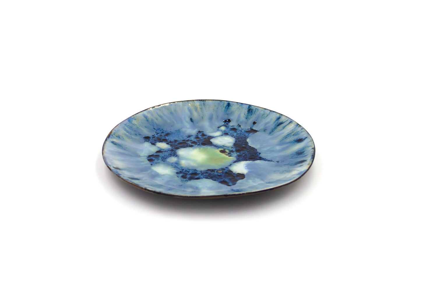 Talerz ceramiczny w kolorze granatowo-niebieskim