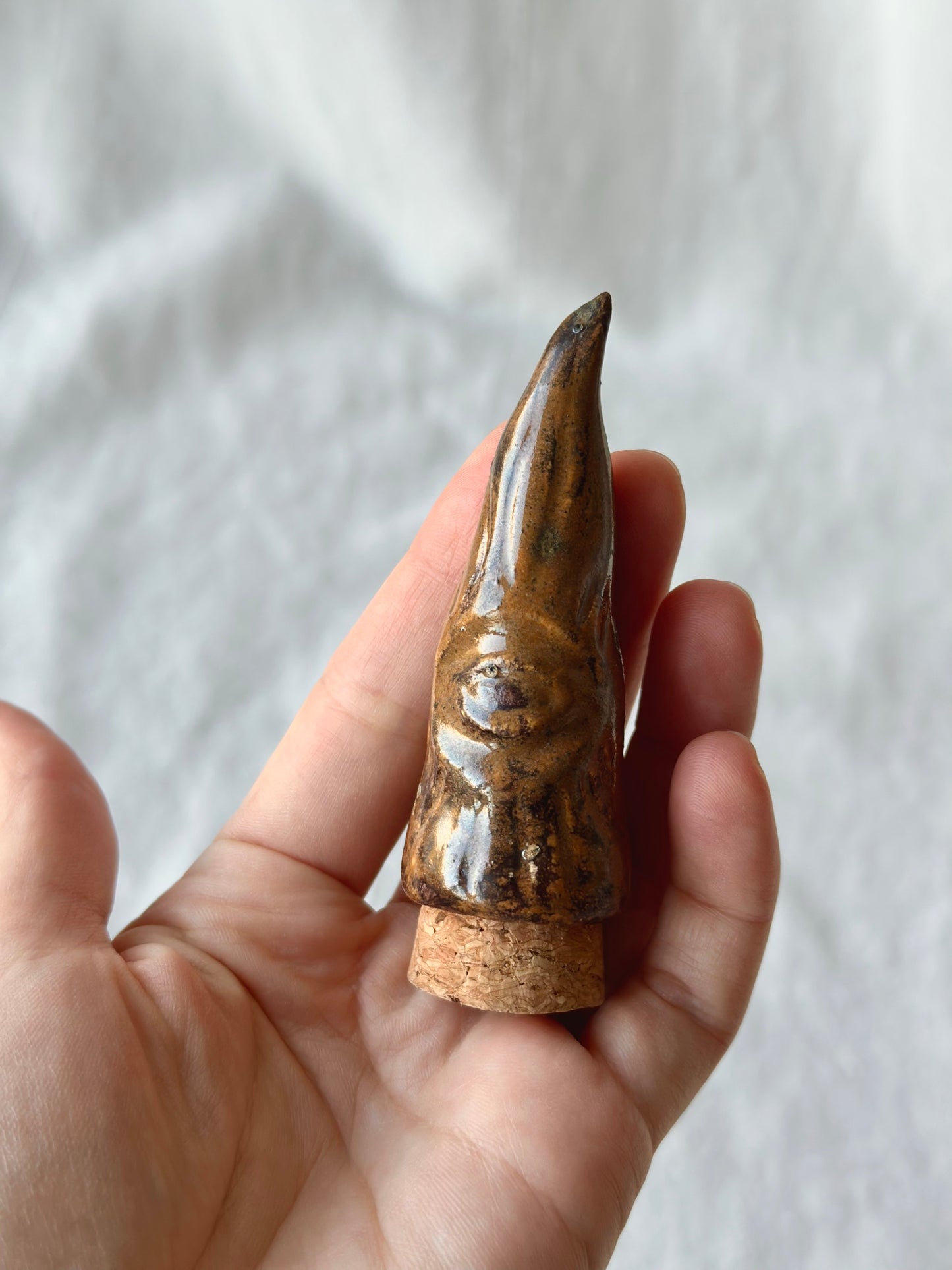 Bouteille en céramique à décor en relief