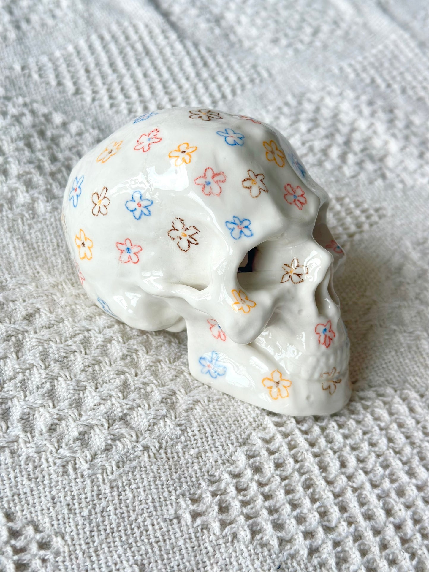 Czaszka porcelanowa w kwiaty