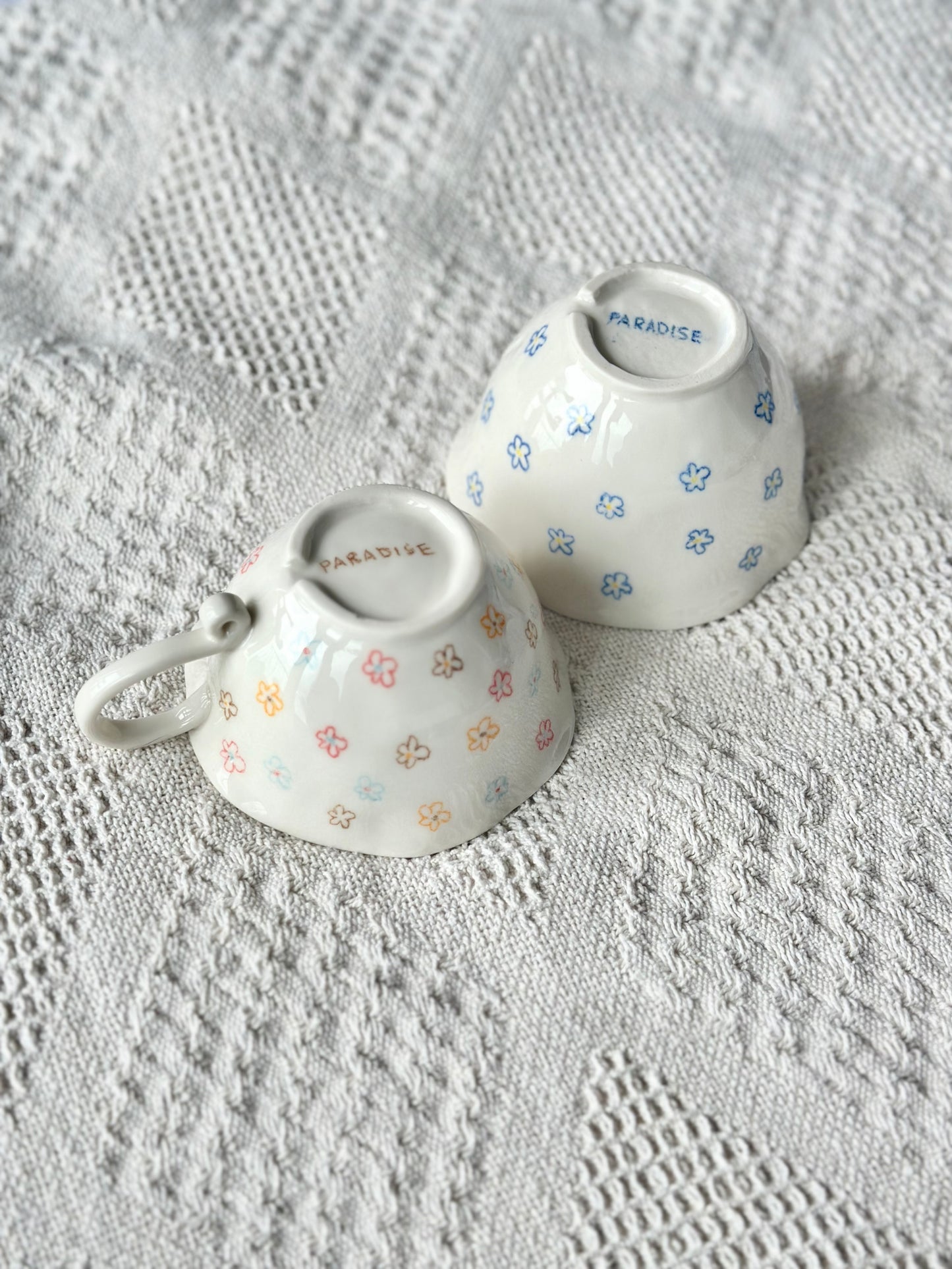 Filiżanka porcelanowa w kolorowe kwiatki