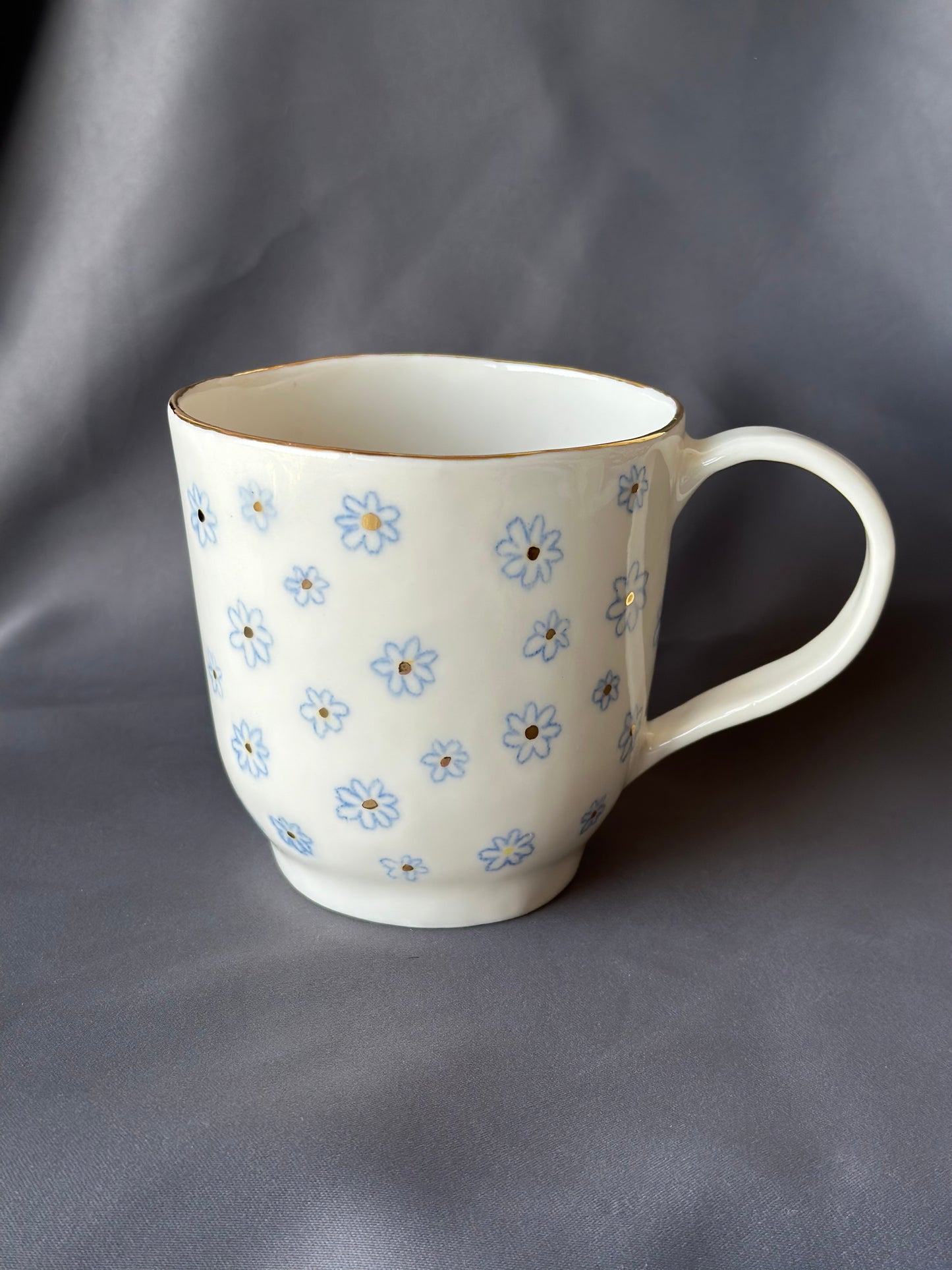 Kubek porcelanowy ze złoceniem