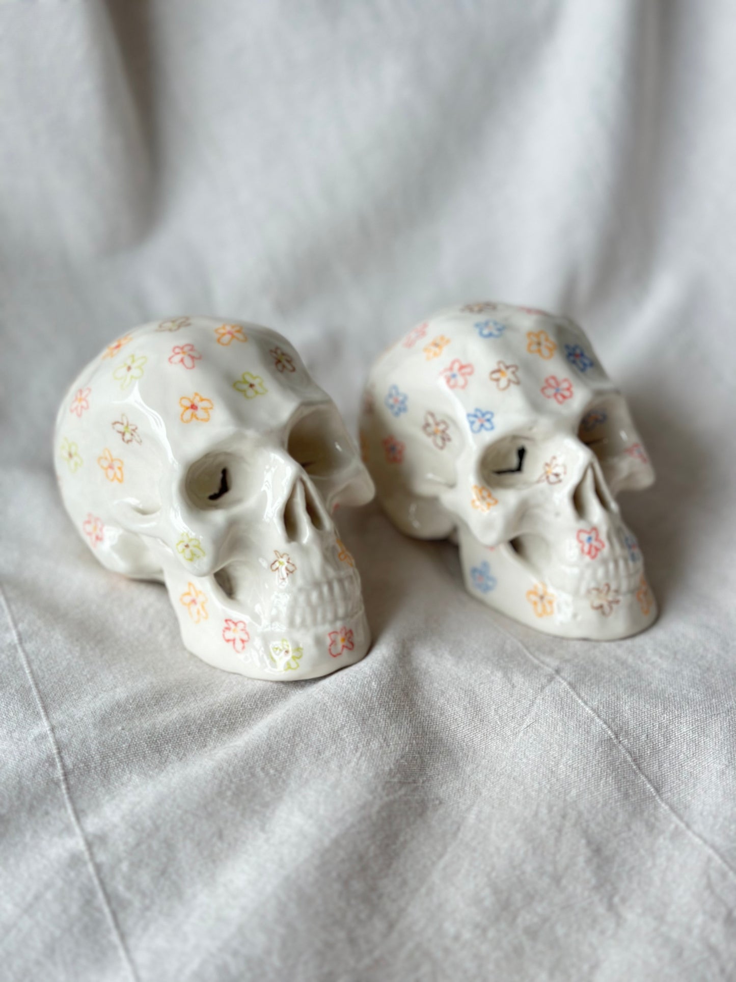 Czaszka porcelanowa w kwiaty