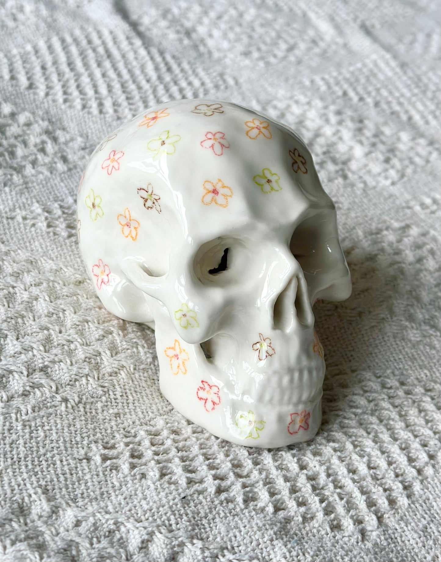 Czaszka porcelanowa w kwiaty