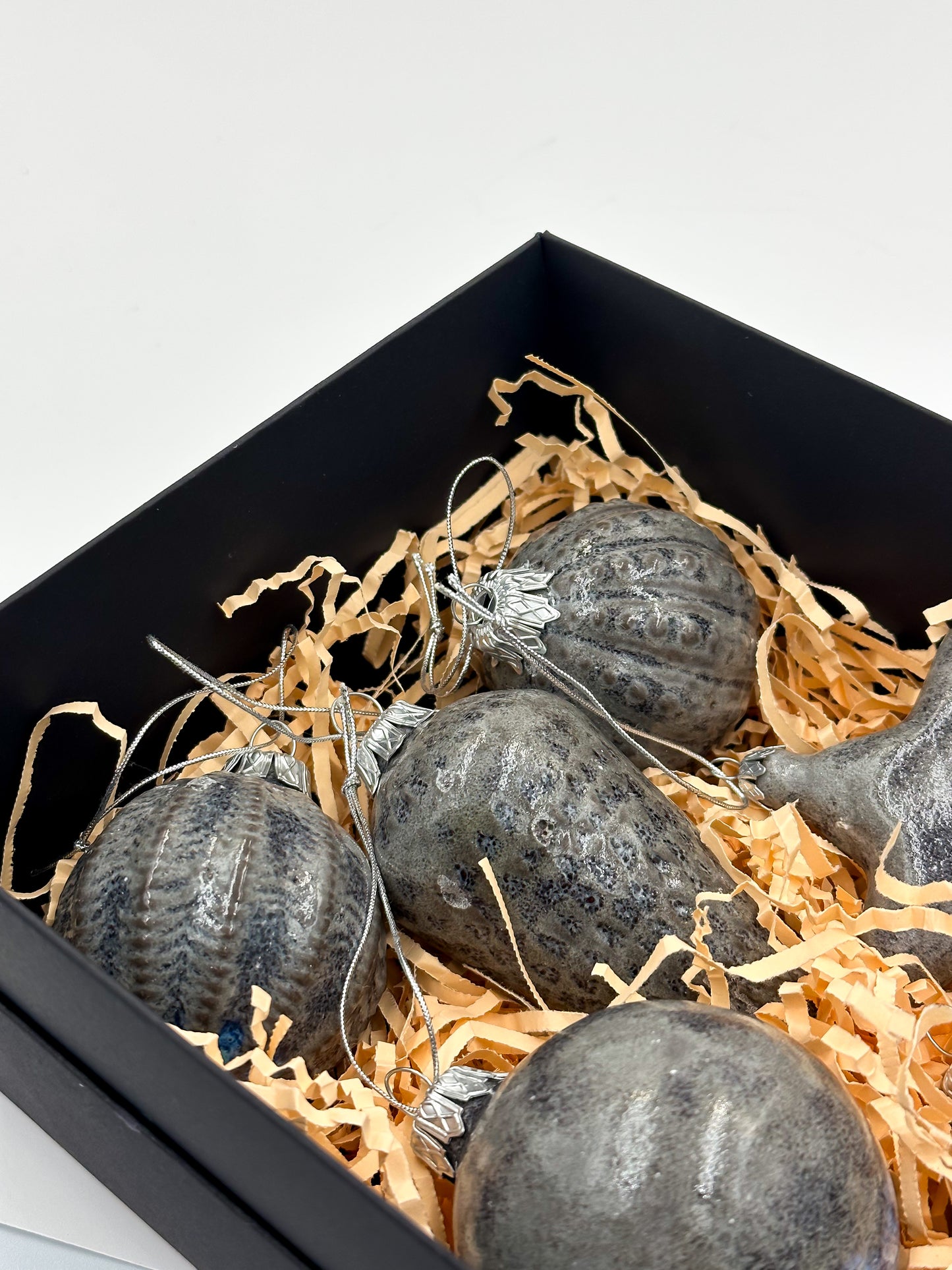 Duży zestaw bombek ceramicznych w kolorze szaro-niebieskim