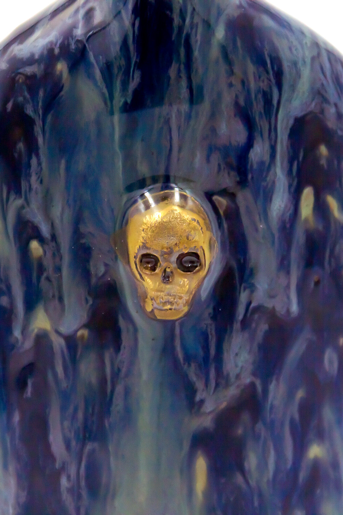 Butelka ceramiczna w kolorze granatowo-zielonym z czaszką