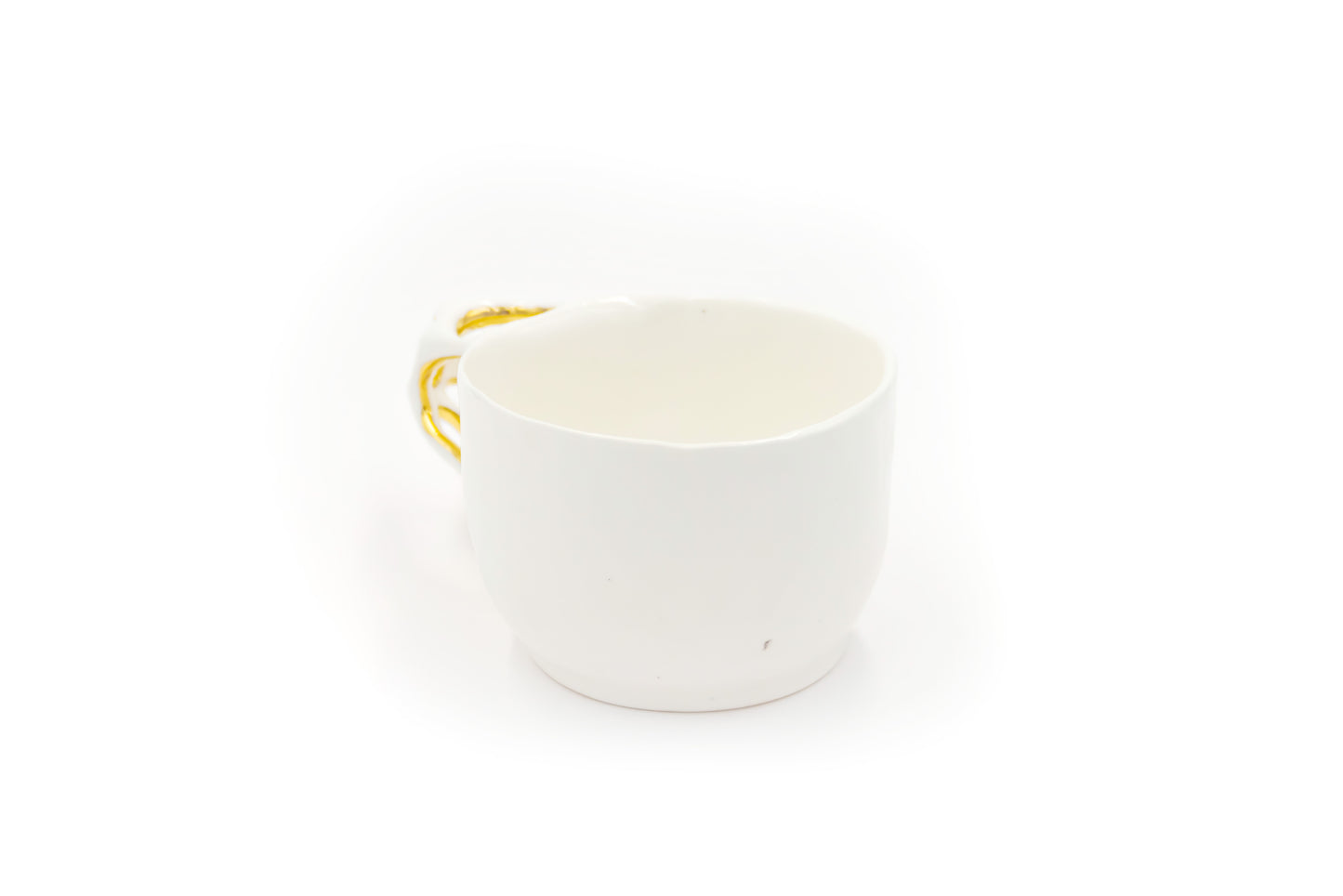 Kubek porcelanowy w kolorze białym ze złoceniem