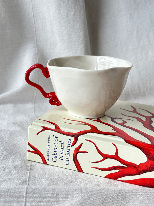 Filiżanka porcelanowa z nietypowym uchem czerwonym