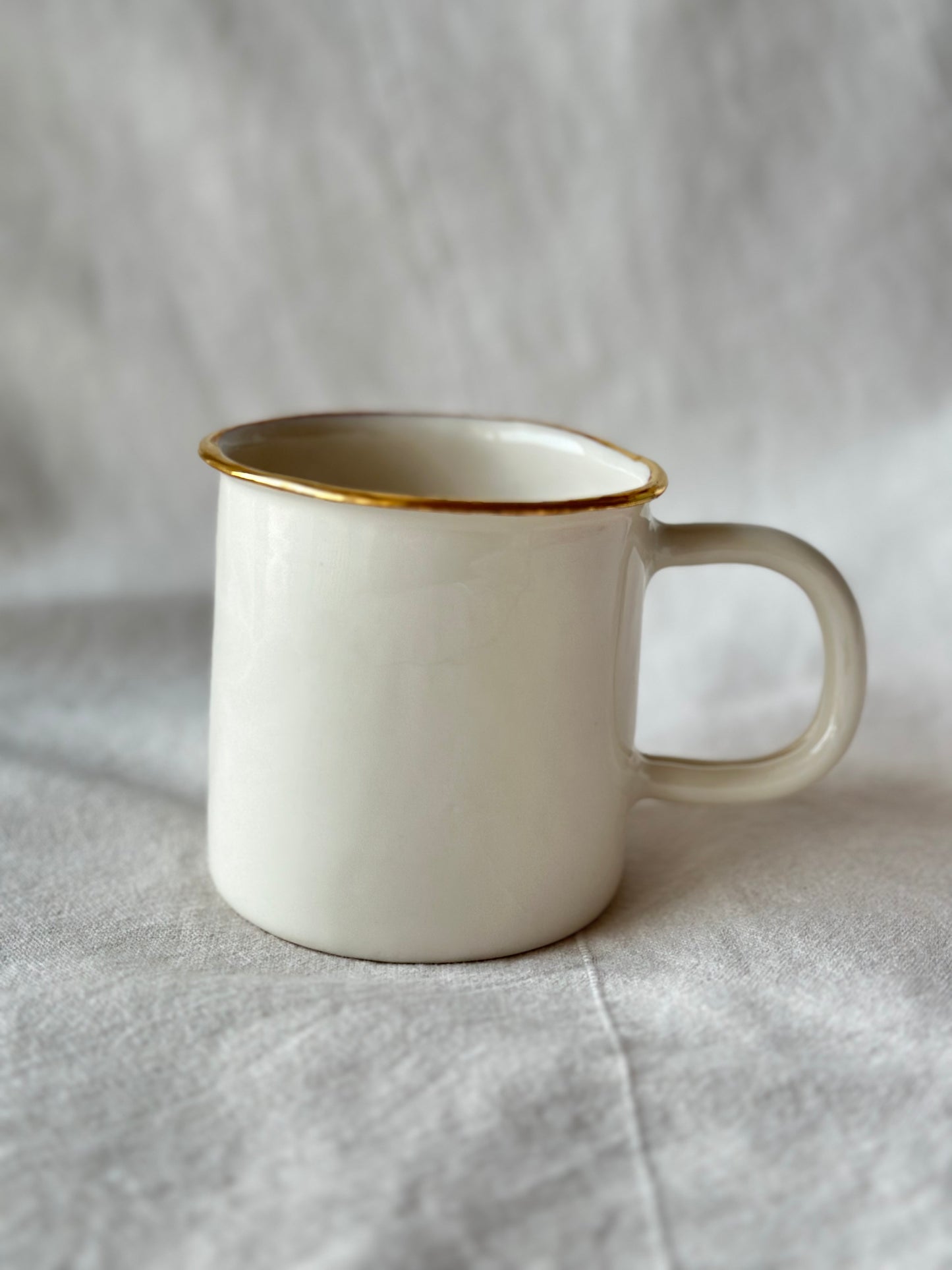 Kubek porcelanowy ze złoceniem