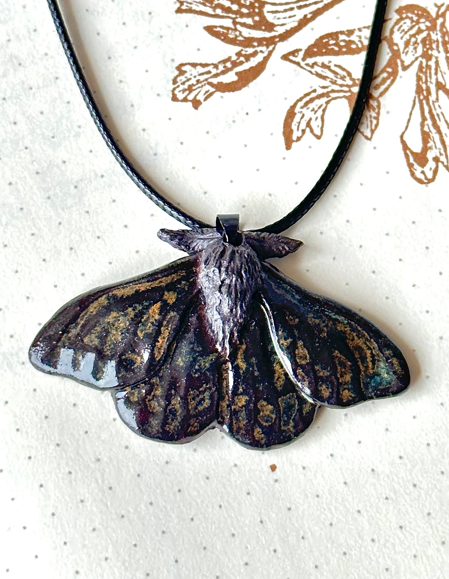 Wisiorek w kształcie ćmy