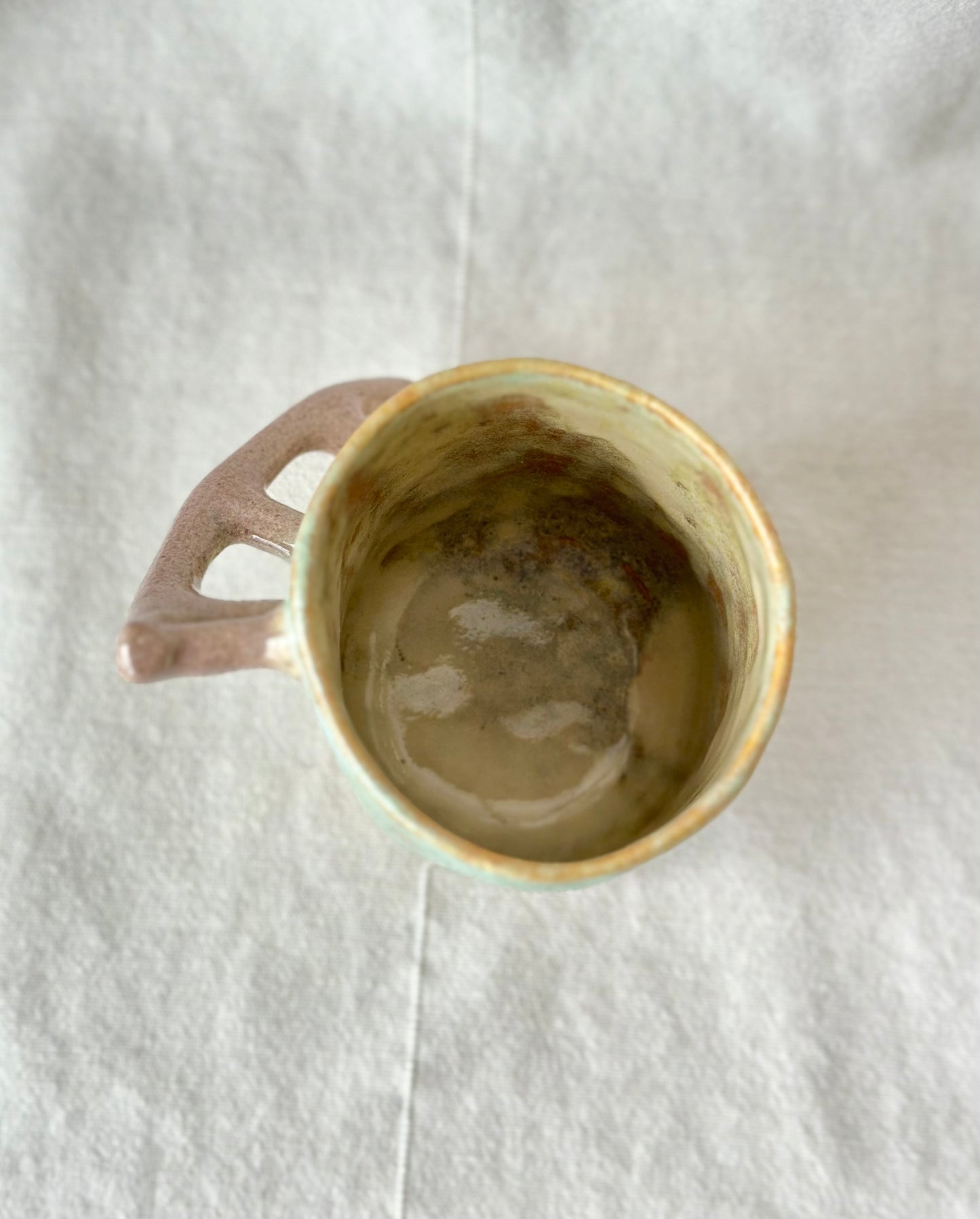 Kubek organiczny z małą wadą zewnętrzną