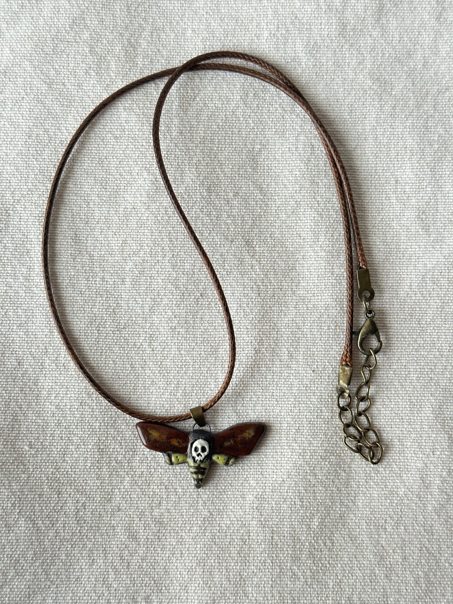 Wisiorek ćma zmierzchnica trupia główka