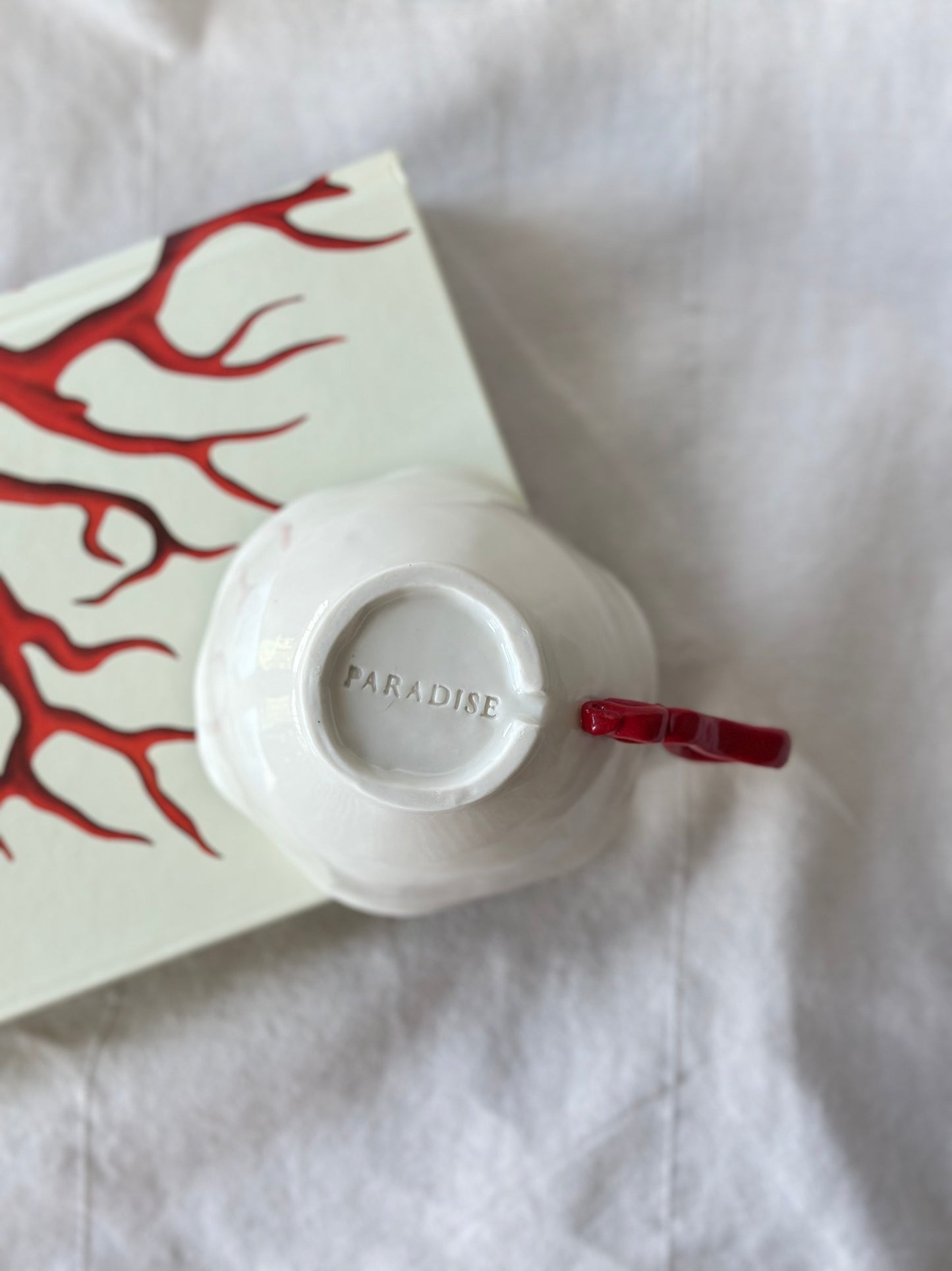 Filiżanka porcelanowa z nietypowym uchem czerwonym