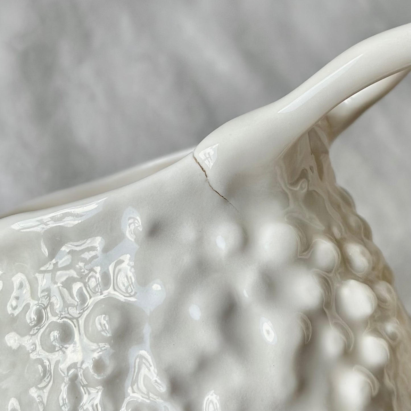 Kubek porcelanowy „Rafflesio” z pęknięciem