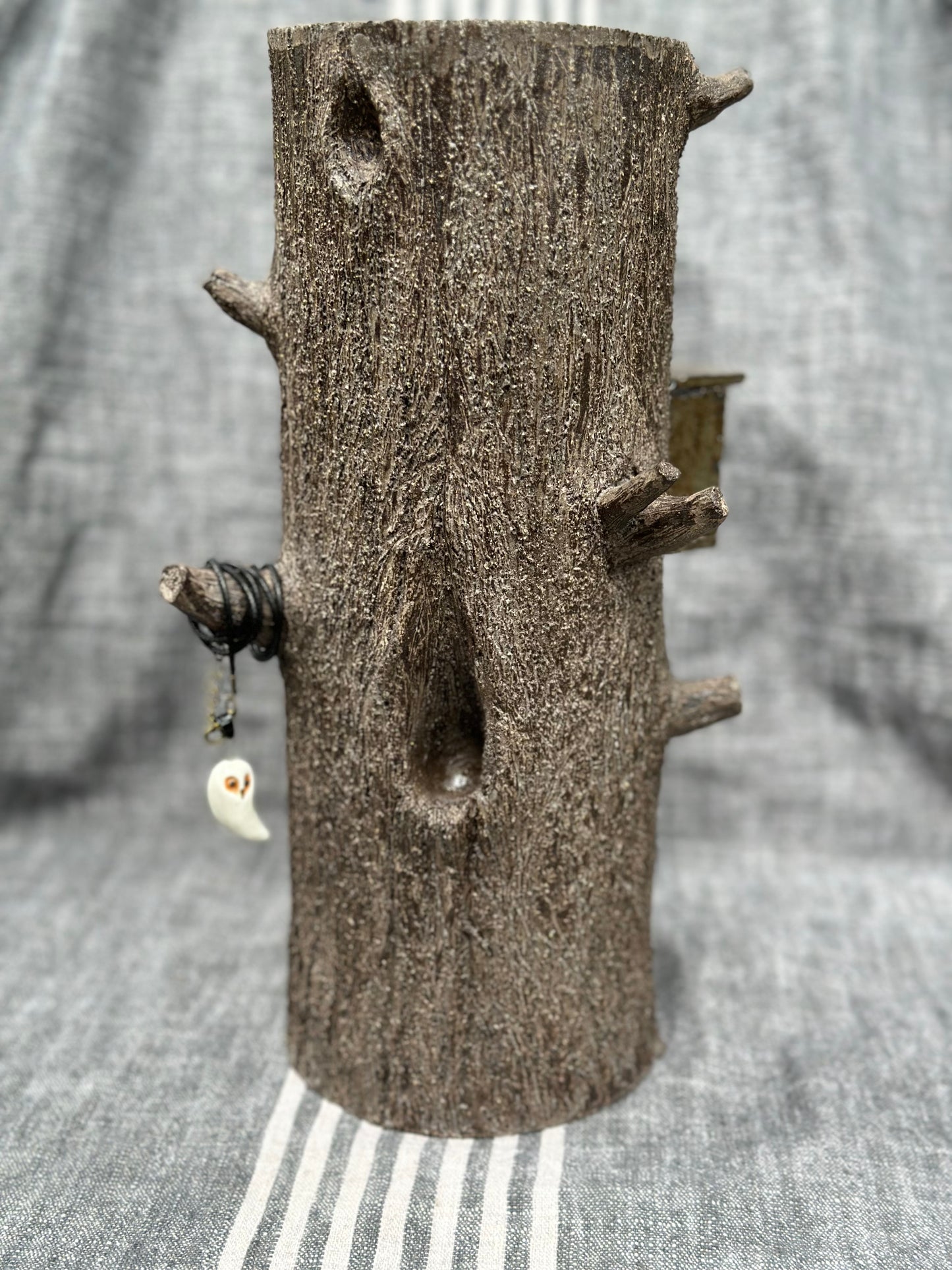 Wazon-stojak na biżuterię „Sękaty pień z domkiem”