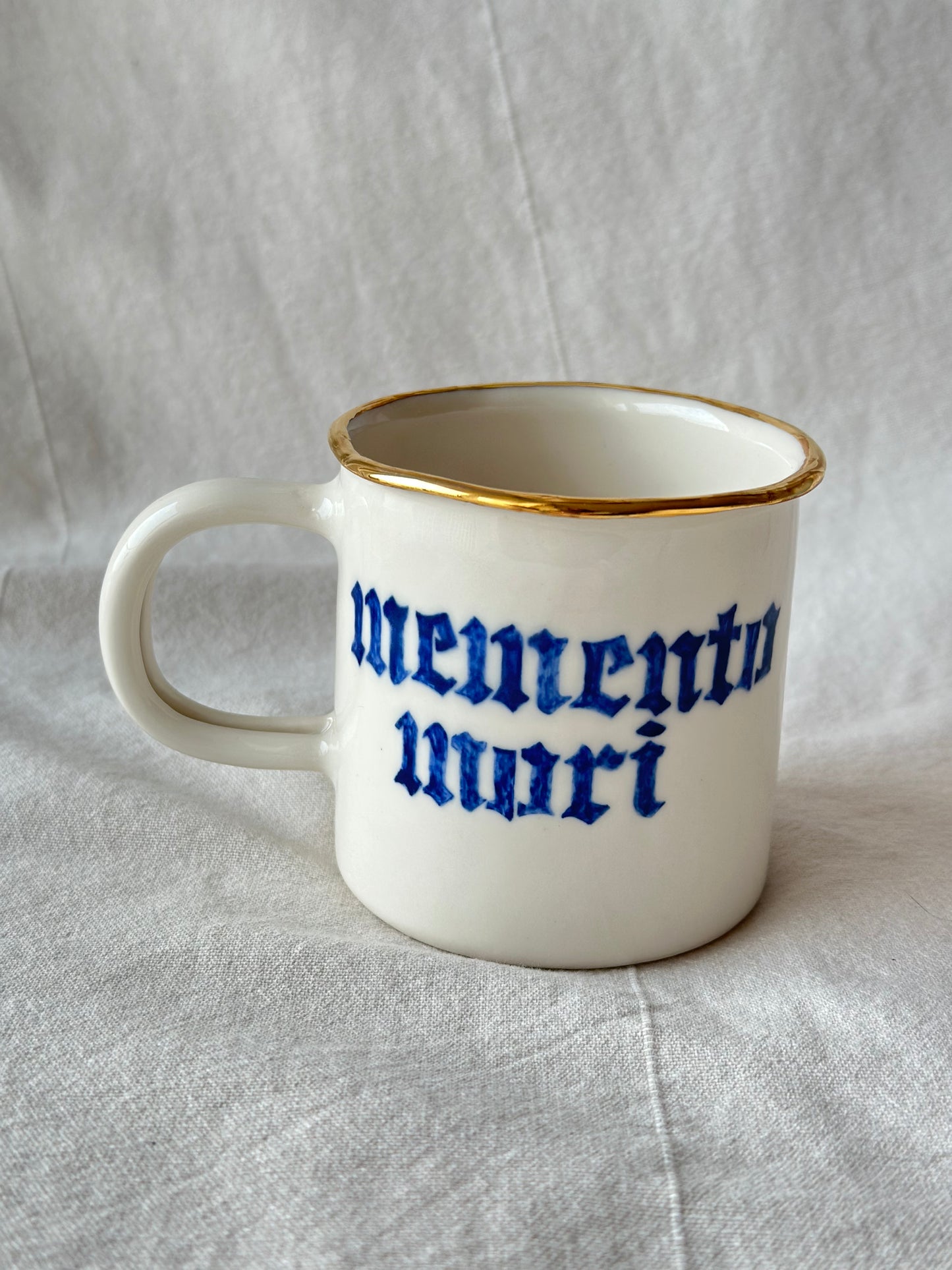 Kubek porcelanowy ze złoceniem