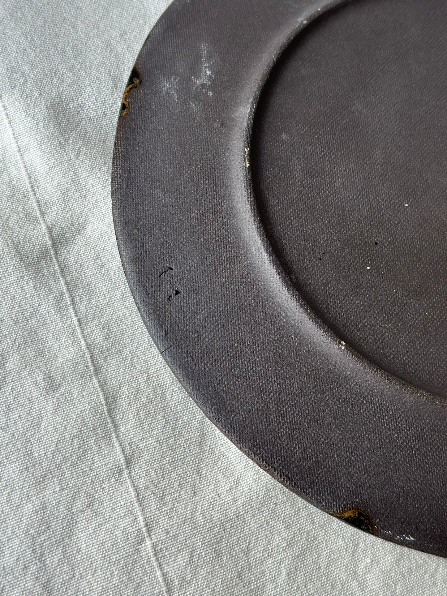 Assiette en grès à trois fissures serrées