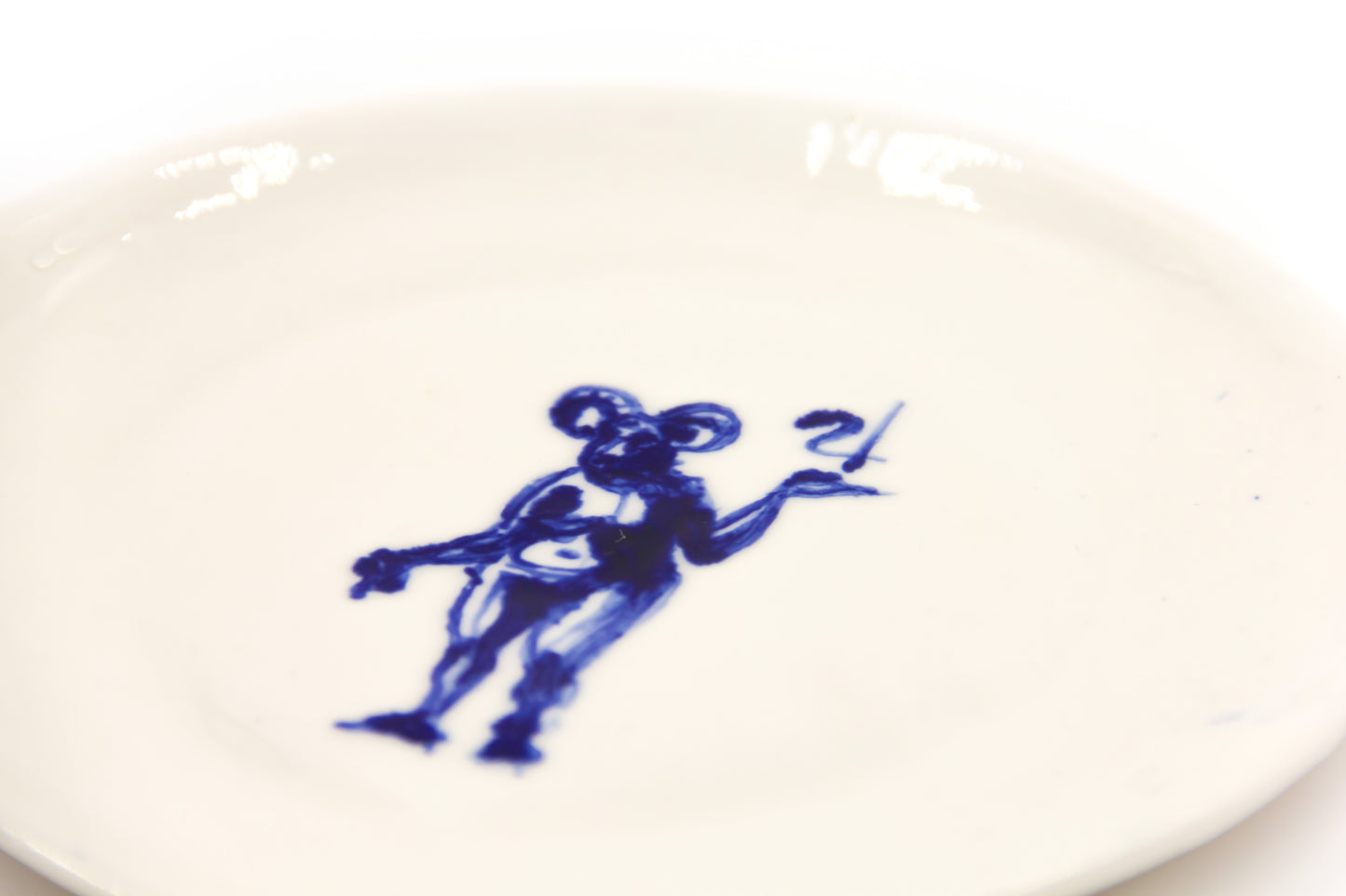 Assiette moyenne en porcelaine avec un dessin