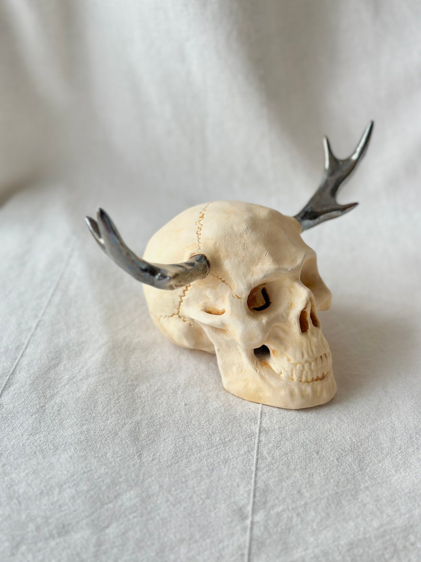 Czaszka ceramiczna z rogami jelenia
