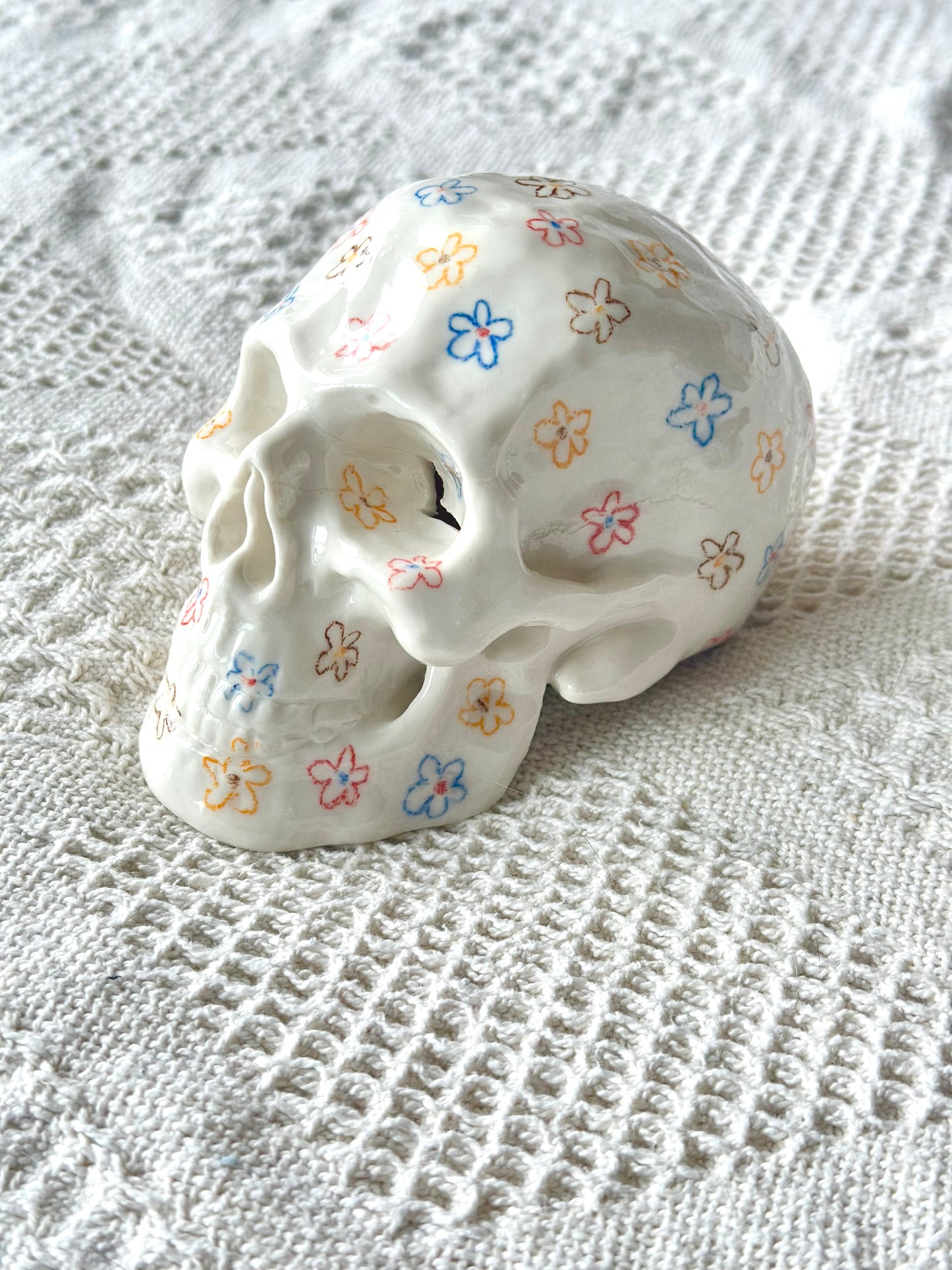 Czaszka porcelanowa w kwiaty