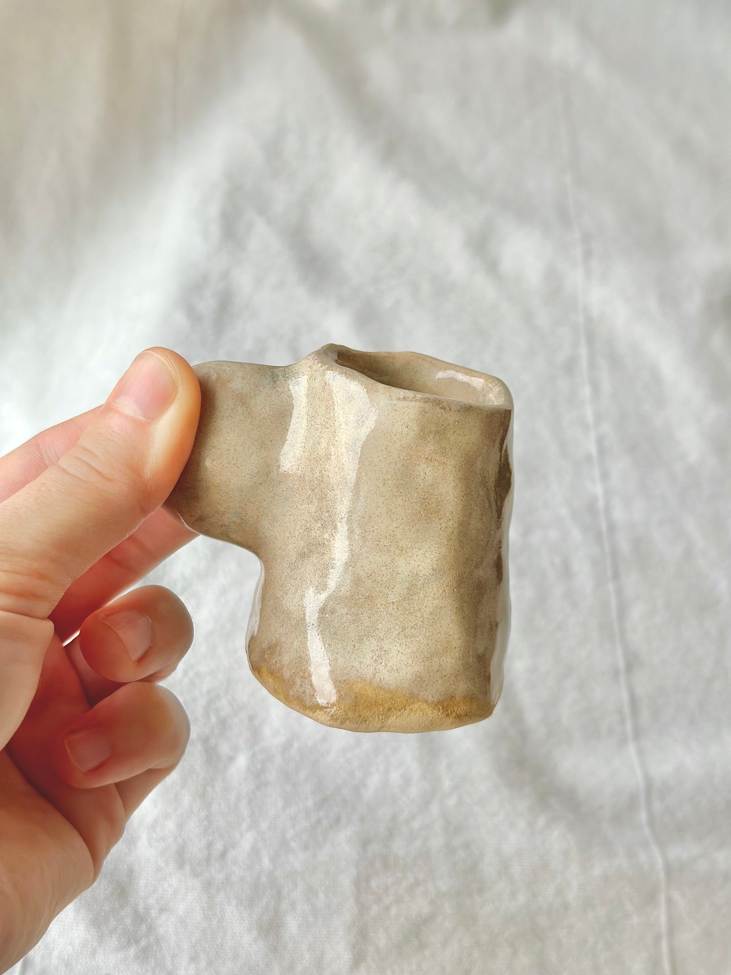 Świecznik z nietypowym uchwytem