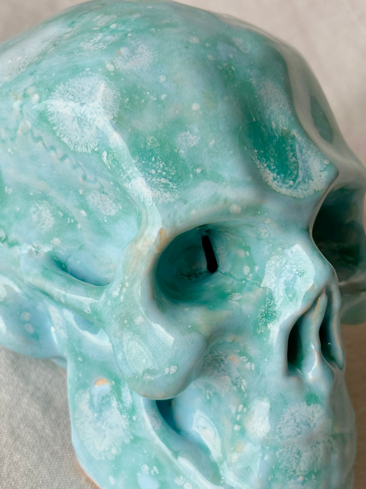 Czaszka ceramiczna lazurowa