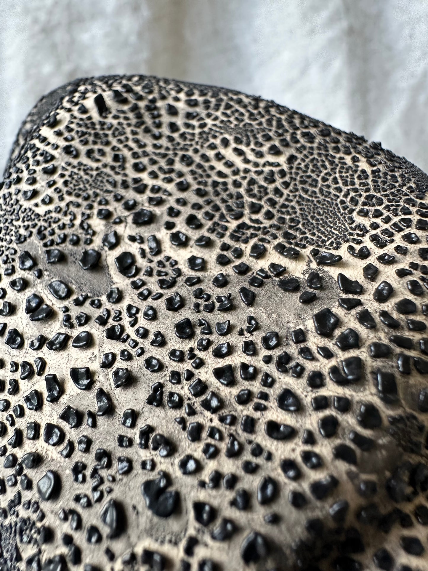 Serce ceramiczne z efektowym czarnym szkliwem