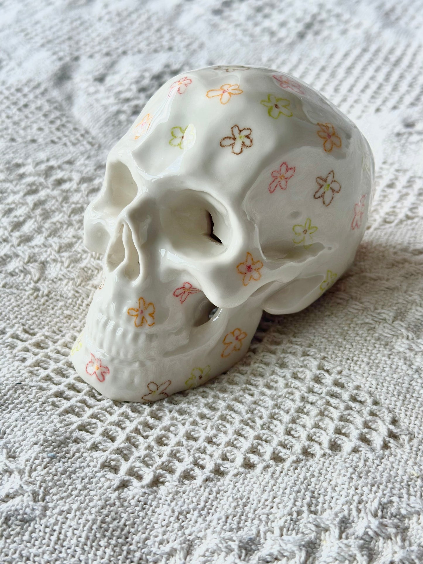 Czaszka porcelanowa w kwiaty