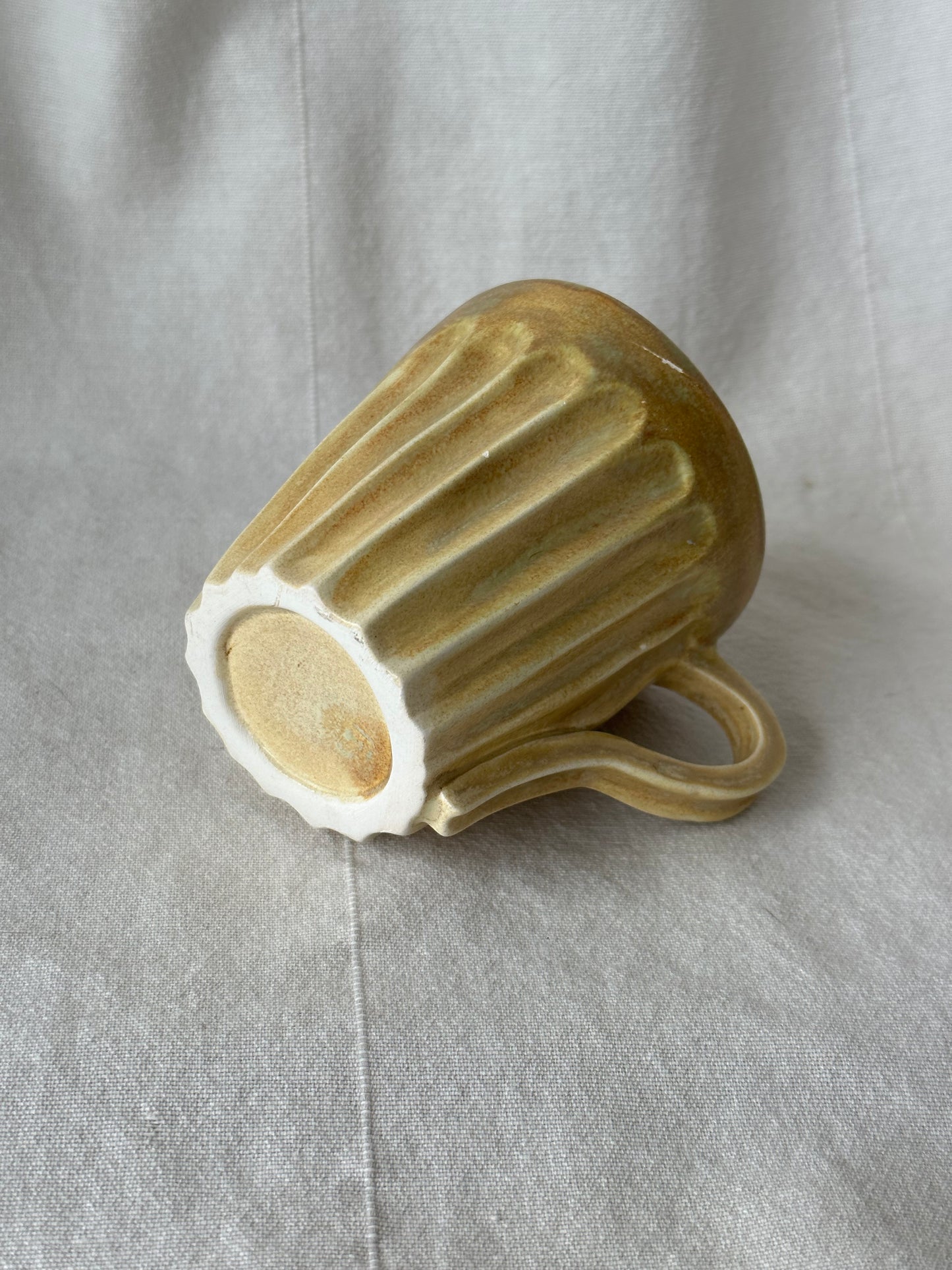 Kubek mały z zadrapaniem