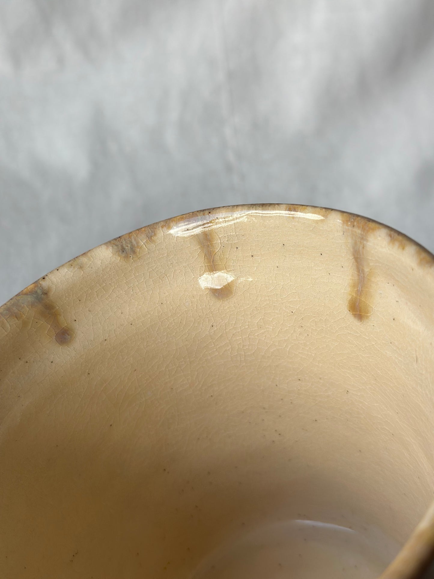 Mała osłonka ceramiczna z wadami estetycznymi