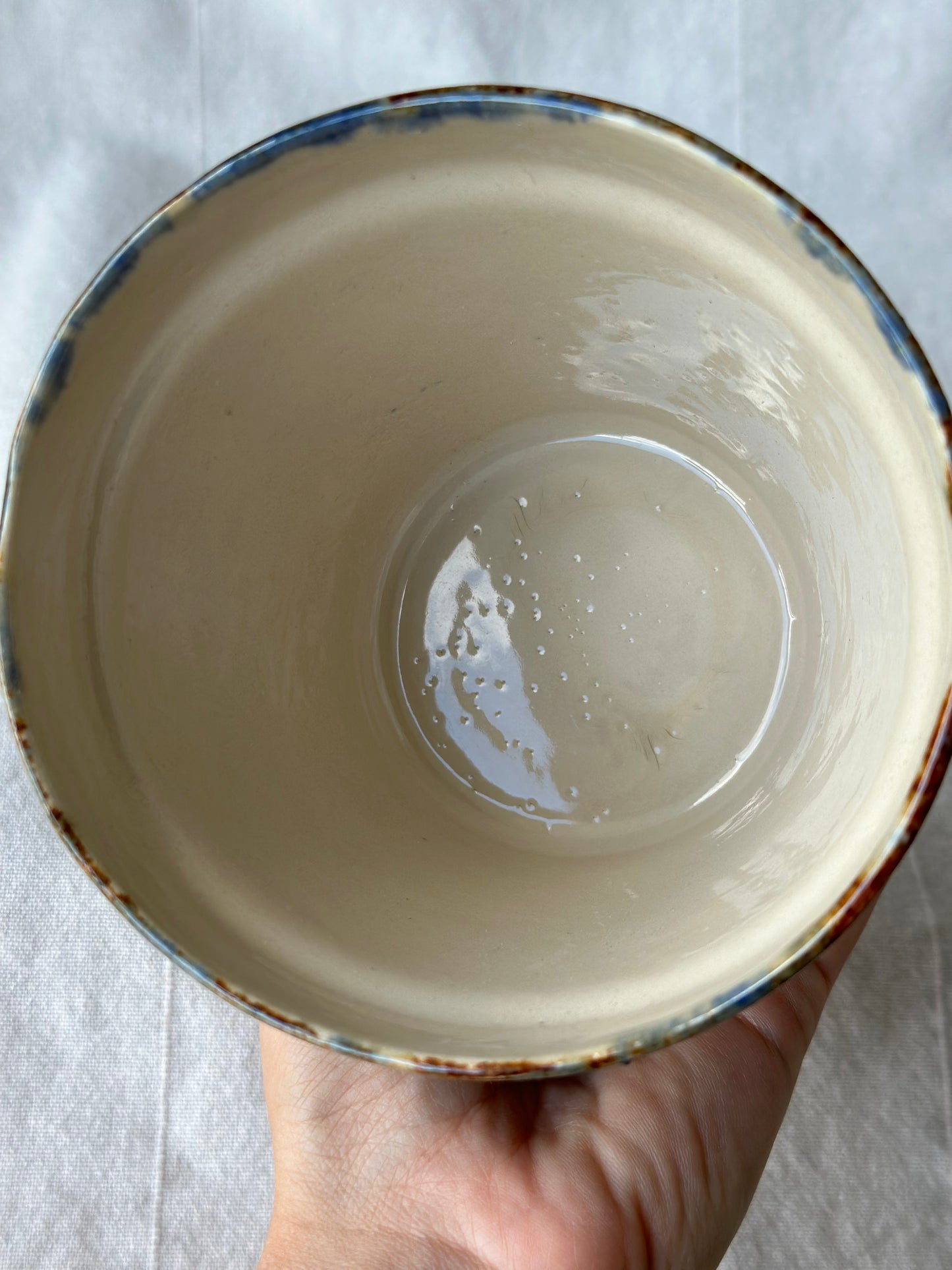 Mała doniczka ceramiczna z wadą estetyczną