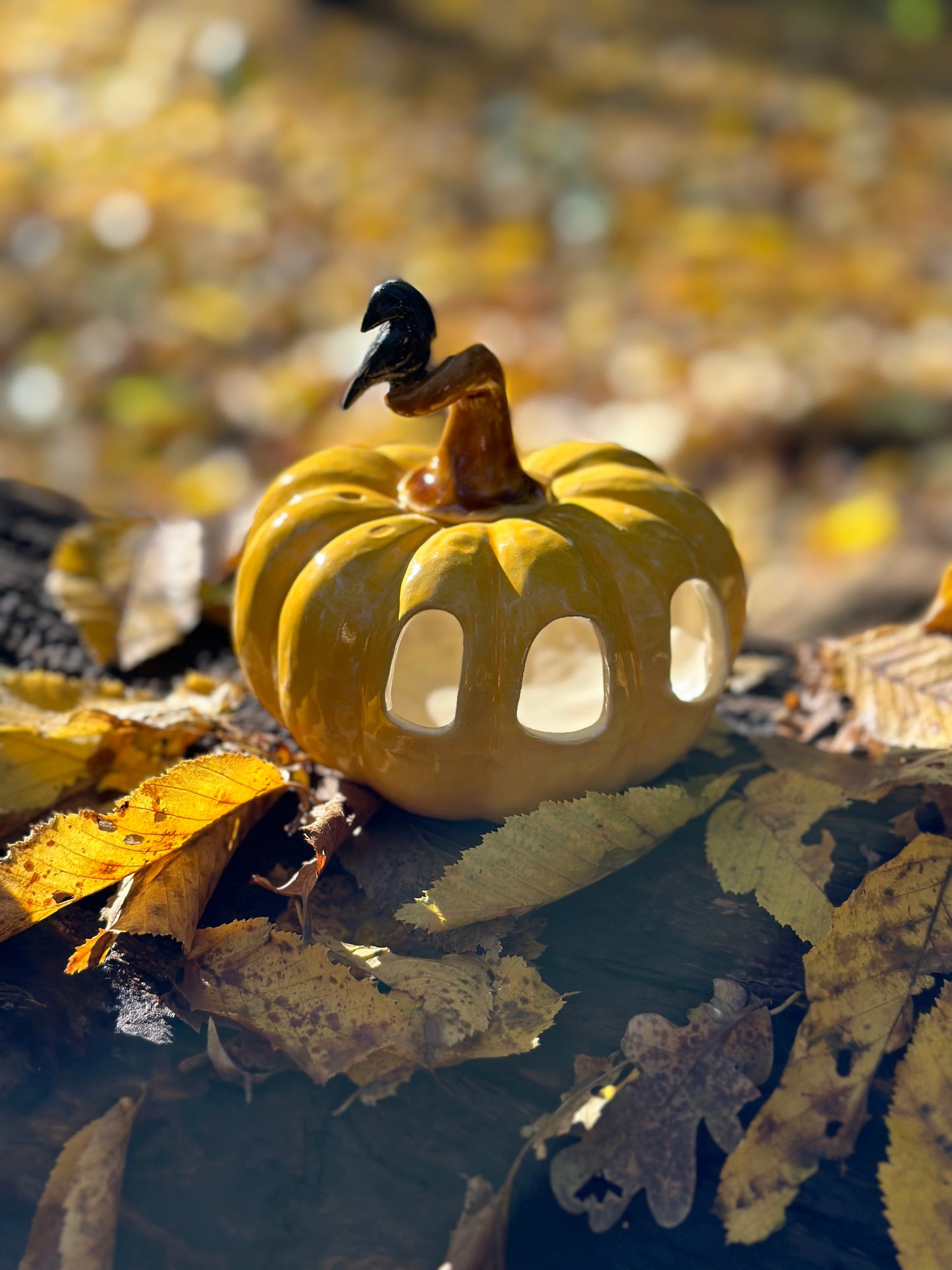 Dynia ceramiczna dekoracyjna z krukiem