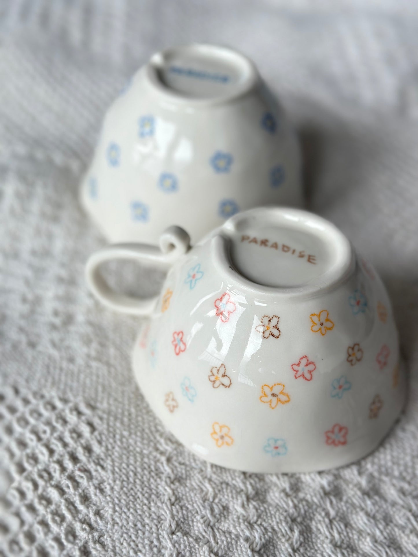 Filiżanka porcelanowa w kolorowe kwiatki