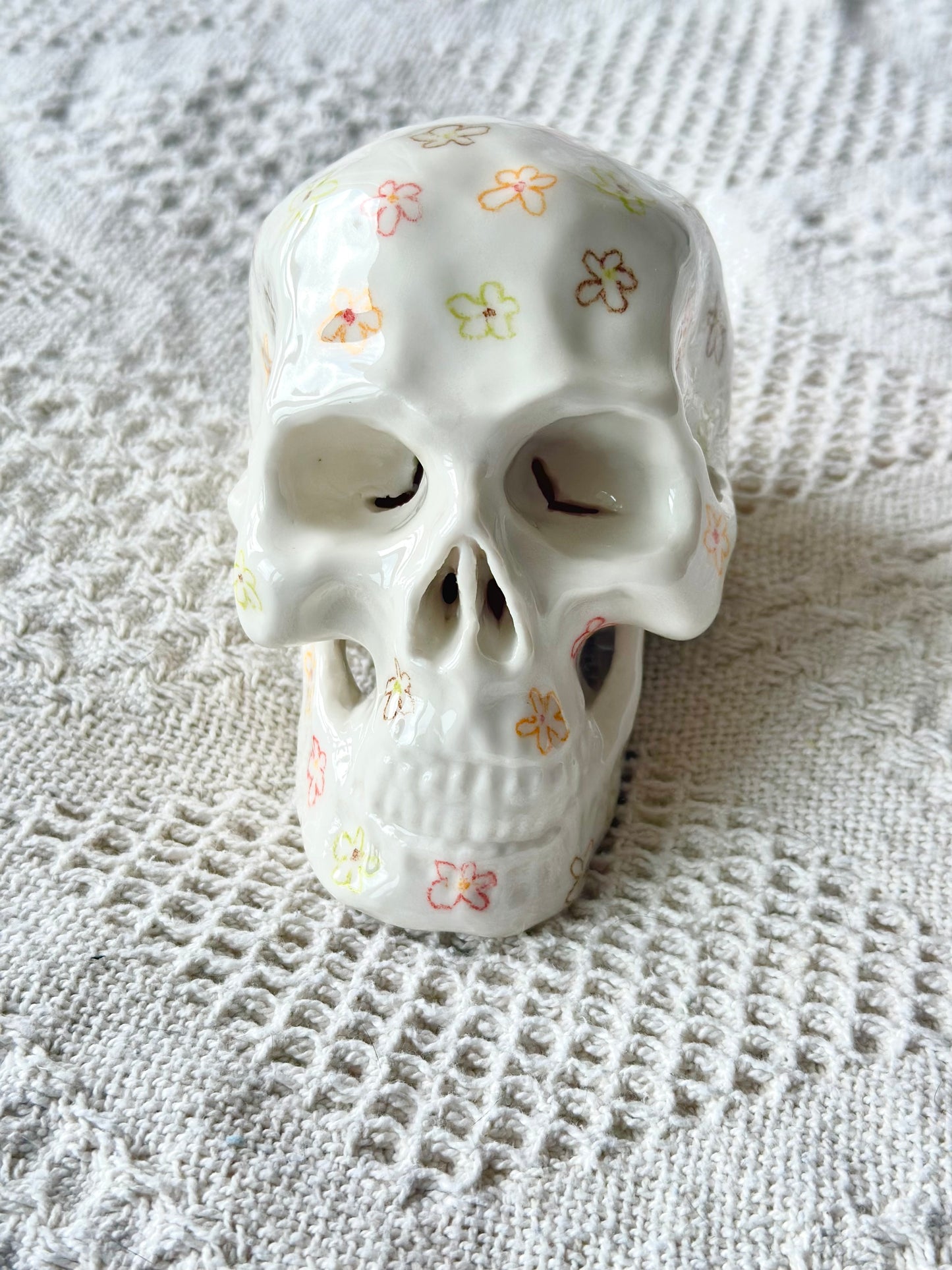 Czaszka porcelanowa w kwiaty
