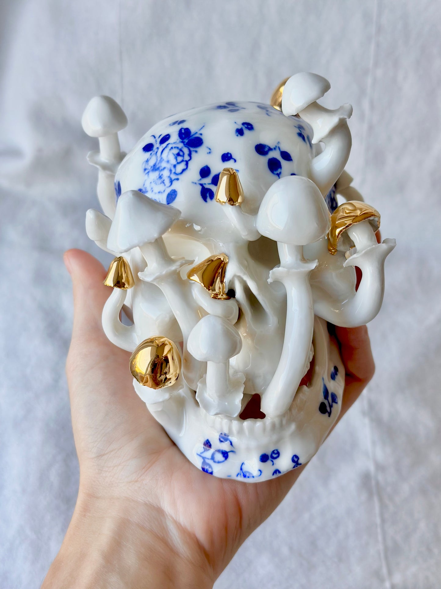 Czaszka porcelanowa z grzybami