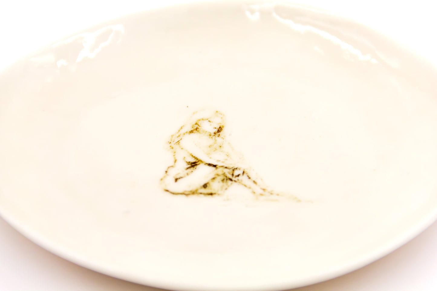 Assiette moyenne en porcelaine avec un dessin