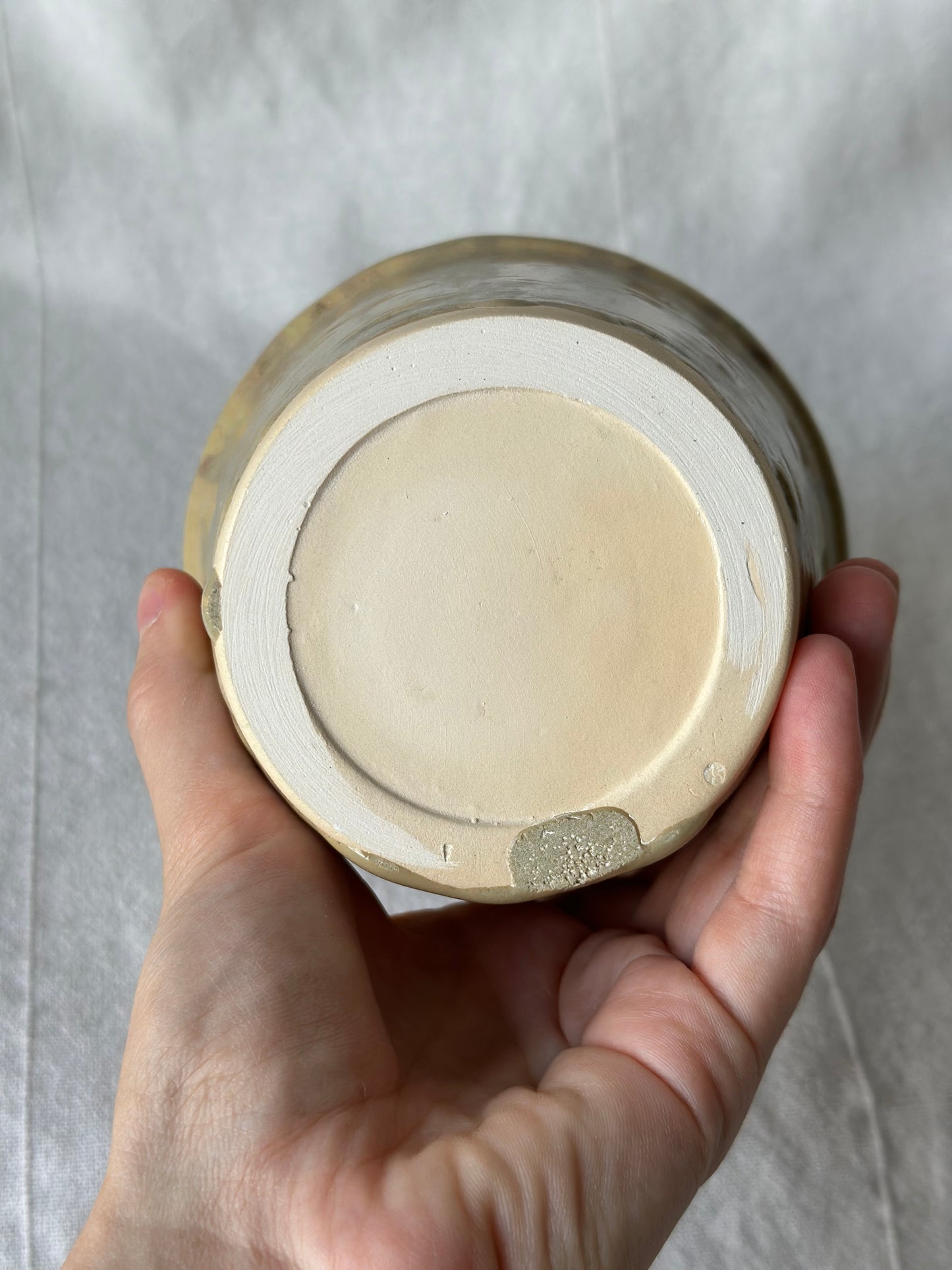 Mała osłonka ceramiczna z wadami estetycznymi