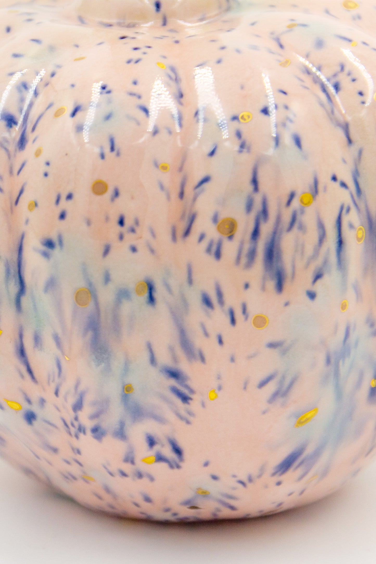 Dynia ceramiczna w kolorze różowym ze złoceniem