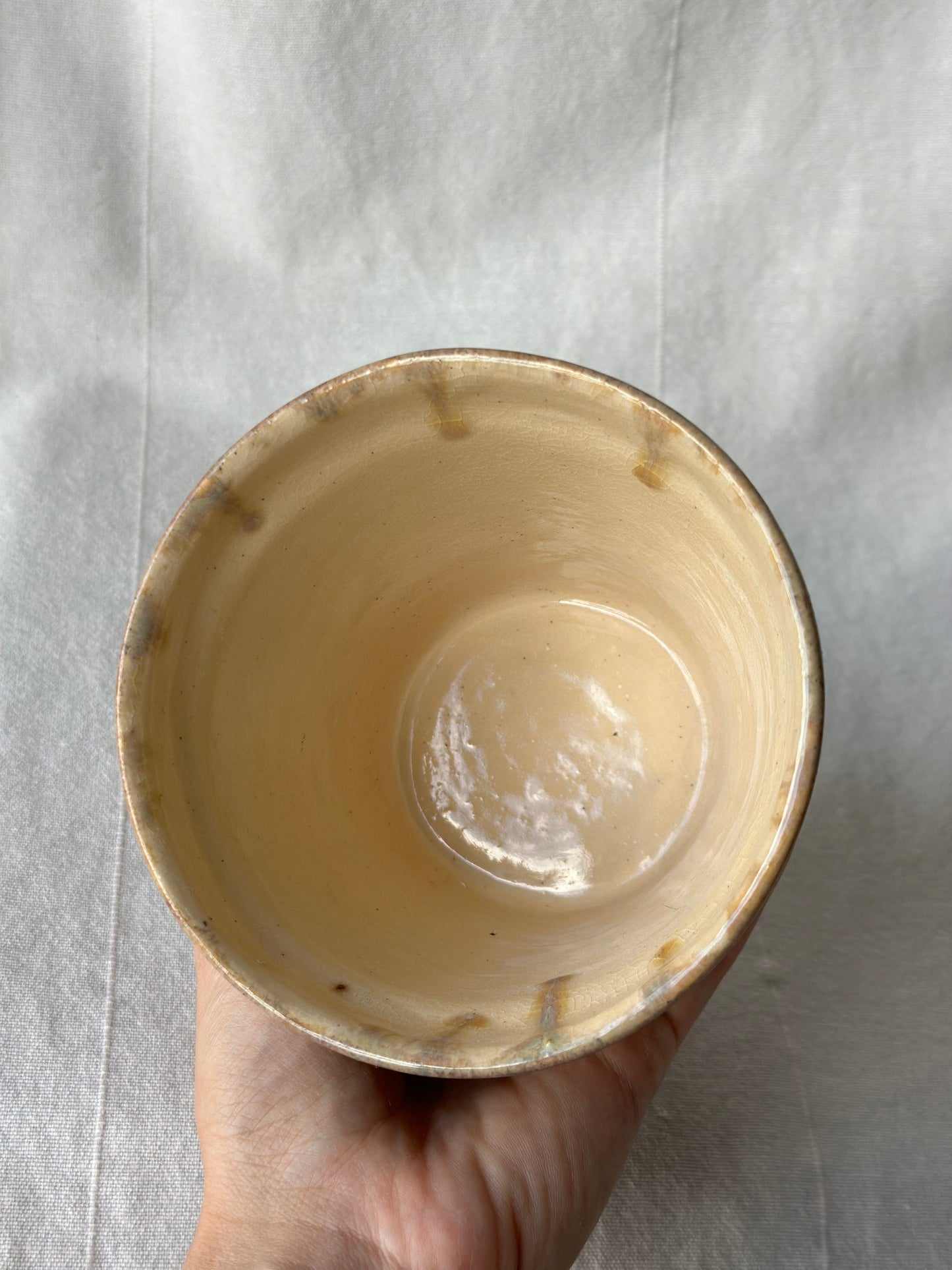 Mała osłonka ceramiczna z wadami estetycznymi