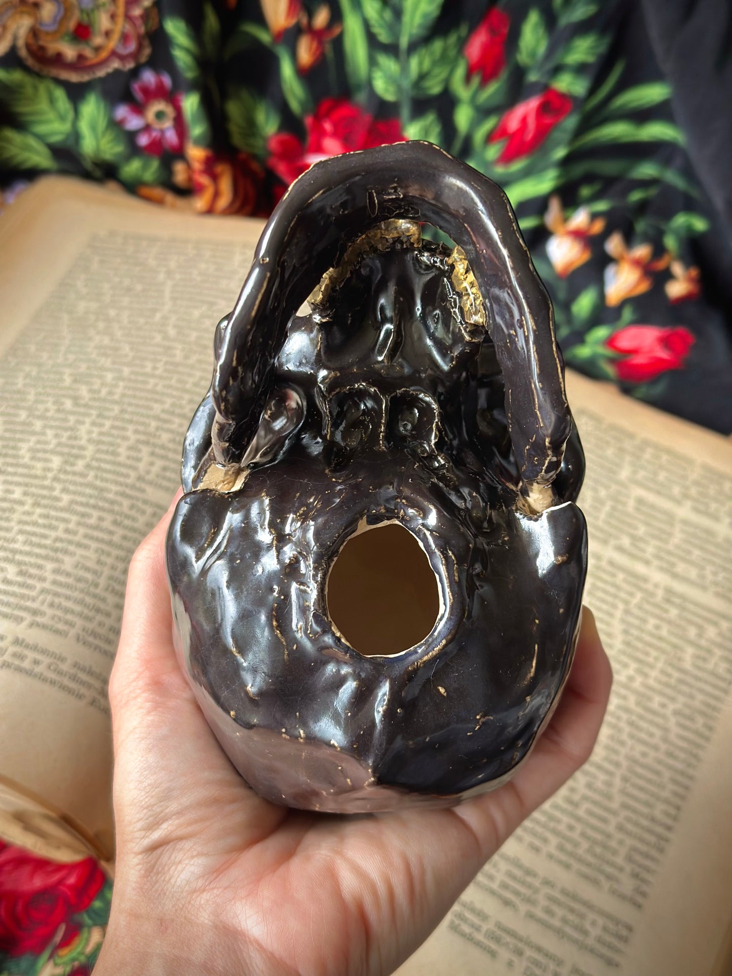 Czaszka czarna ze złoconymi zębami i ruchomą żuchwą