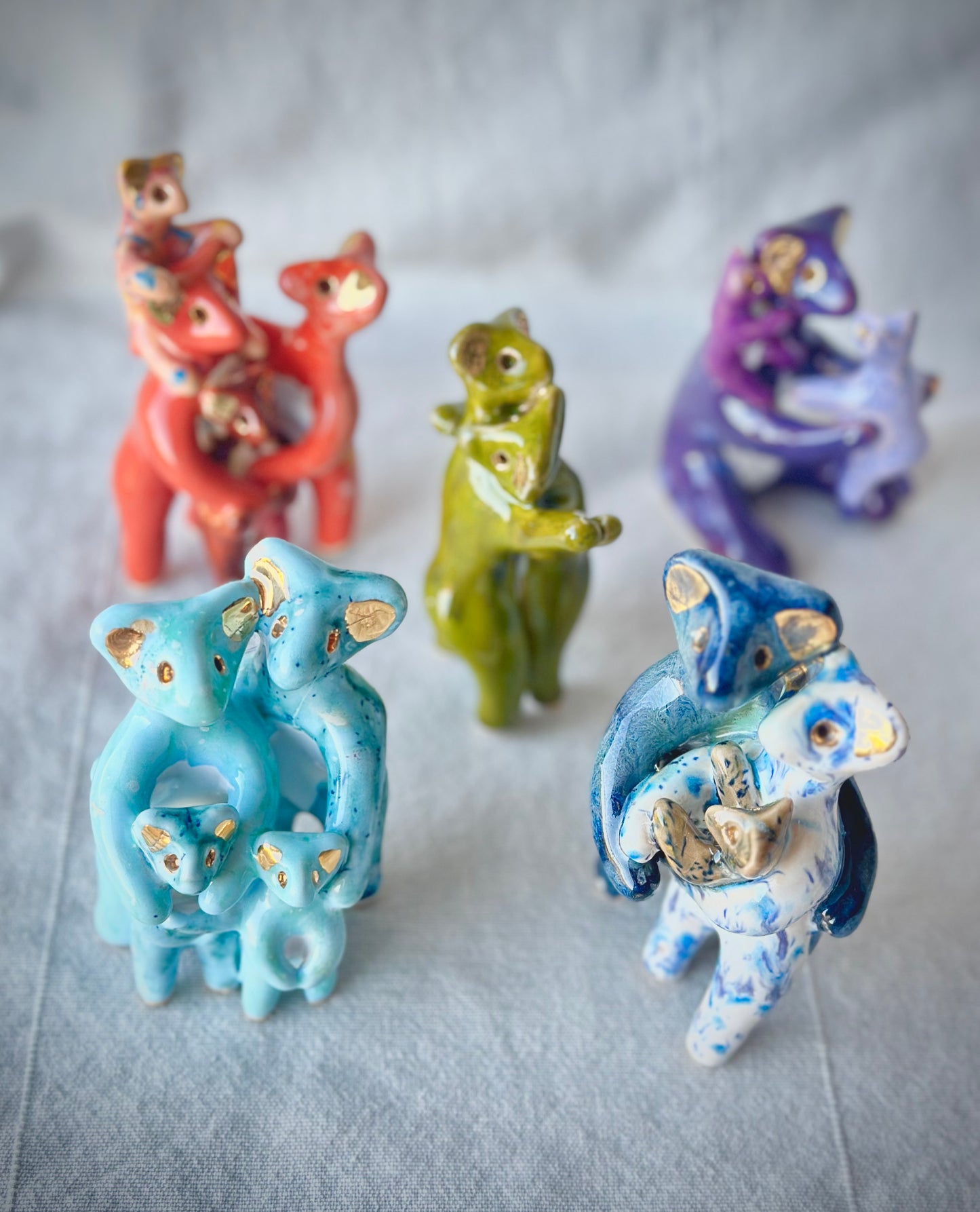 Rodzina werlingów, rzeźba ceramiczna ze złoceniem