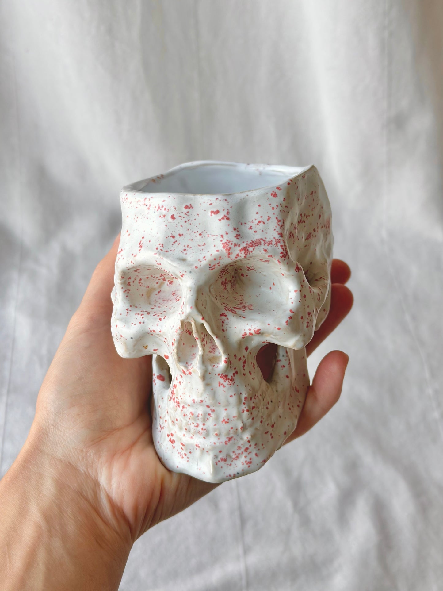 Czaszka-szkatułka biała w różowe kropki