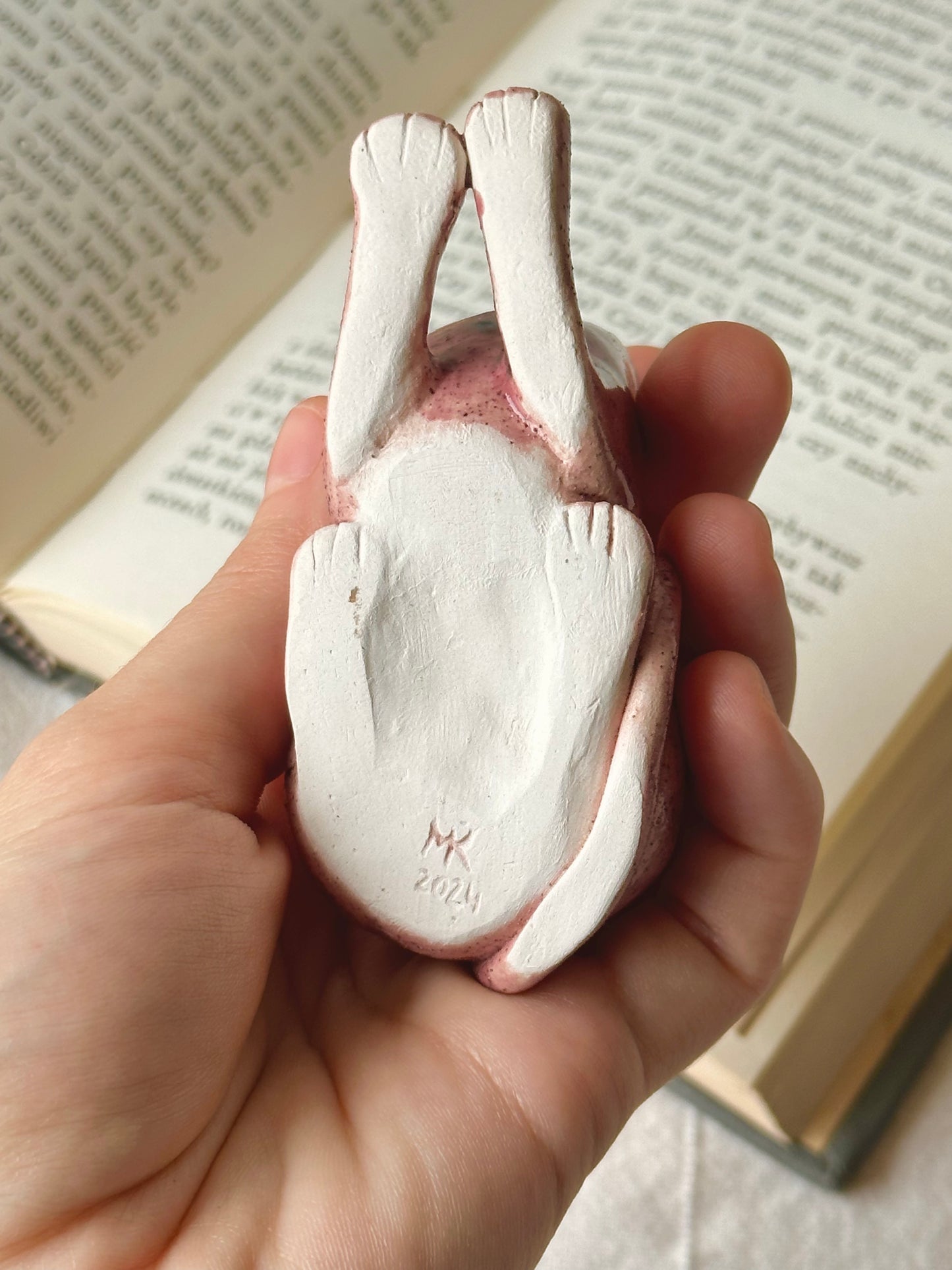 Figurka ceramiczna kot średniowieczny