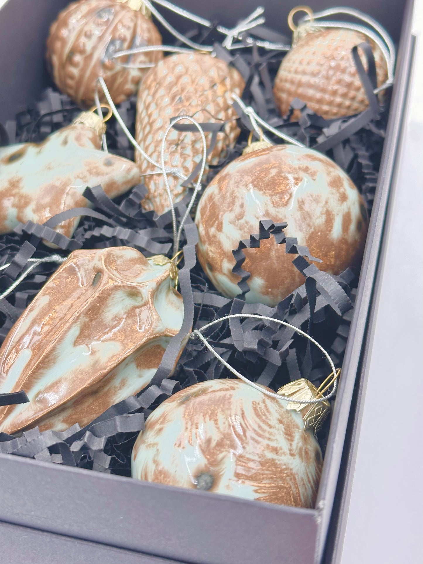 Duży zestaw bombek ceramicznych w kolorze zielono-brązowym