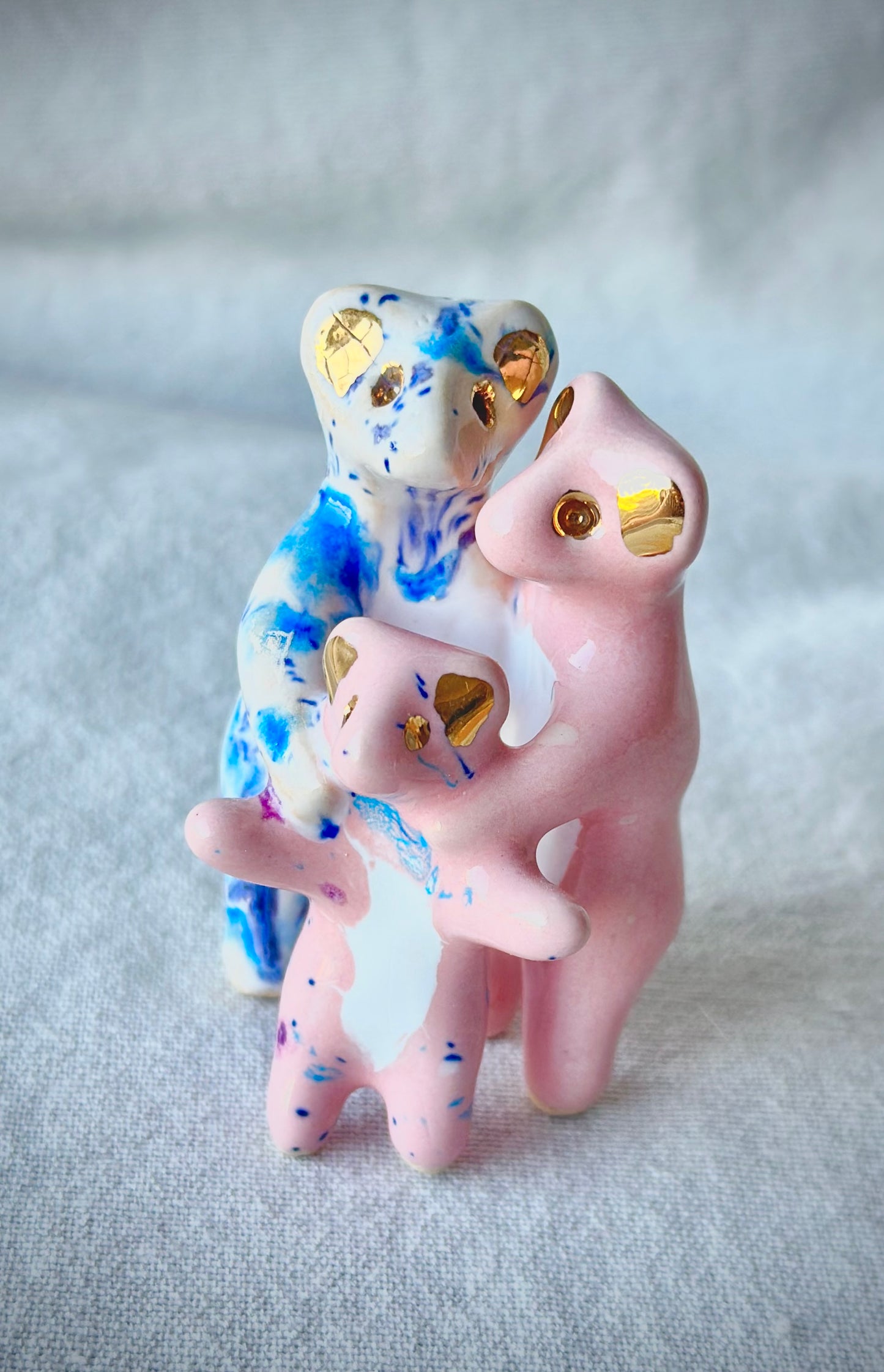 Rodzina werlingów, rzeźba ceramiczna ze złoceniem