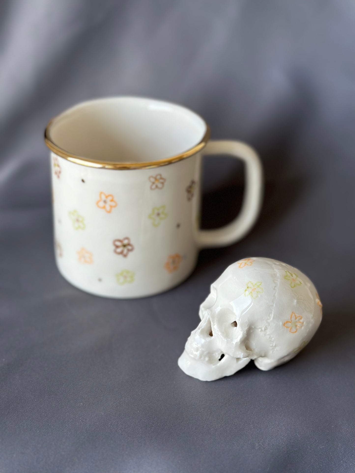 Czaszka porcelanowa mini w kwiaty z drobną wadą