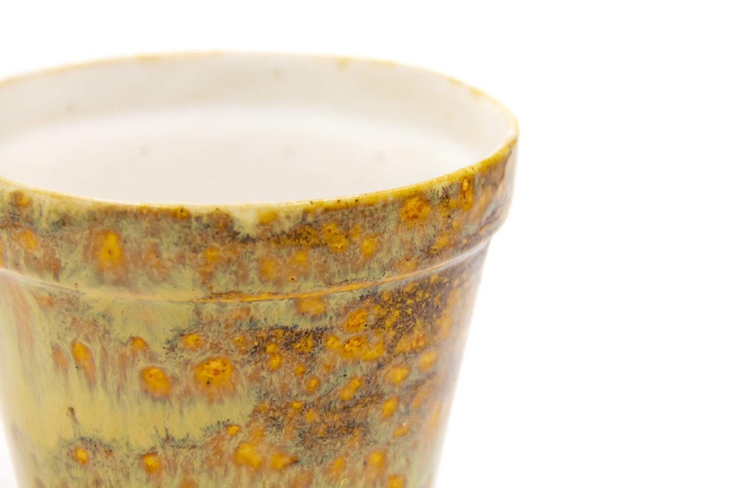 Mała osłonka ceramiczna w kolorze beżowo-brązowym