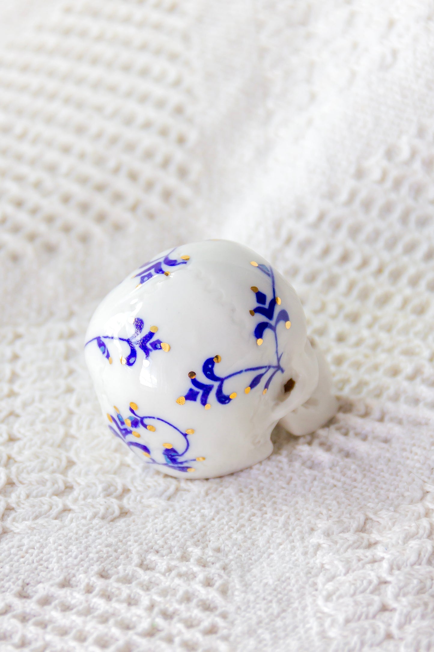 Czaszka porcelanowa mini ze złoceniem